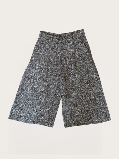 Photo de la pièce Pantacourt chiné gris extra-large disponible à la location en ligne ou dans notre showroom à Paris