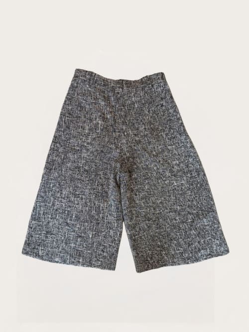 Photo de la pièce Pantacourt chiné gris extra-large disponible à la location en ligne ou dans notre showroom à Paris