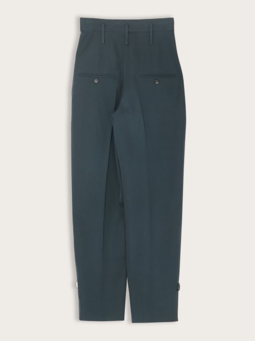 Photo de la pièce Pantalon carotte vert sapin disponible à la location en ligne ou dans notre showroom à Paris