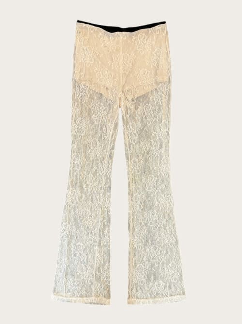 Photo de la pièce Pantalon en dentelle doublé mini-short disponible à la location en ligne ou dans notre showroom à Paris