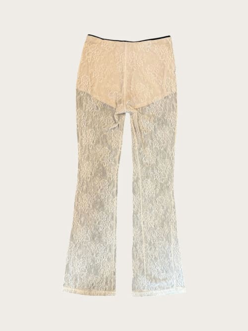 Photo de la pièce Pantalon en dentelle doublé mini-short disponible à la location en ligne ou dans notre showroom à Paris