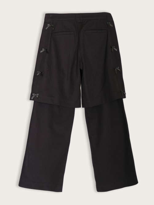 Photo de la pièce Pantalon-short noir à noeuds disponible à la location en ligne ou dans notre showroom à Paris