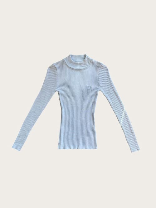 Photo de la pièce Pull Emy bleu ciel disponible à la location en ligne ou dans notre showroom à Paris