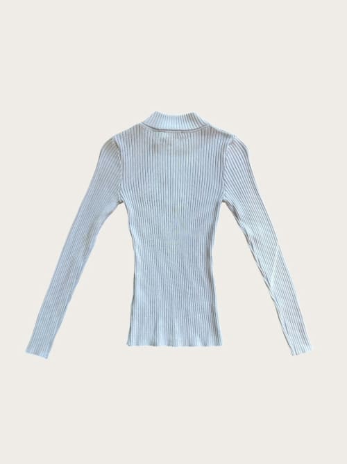 Photo de la pièce Pull Emy bleu ciel disponible à la location en ligne ou dans notre showroom à Paris