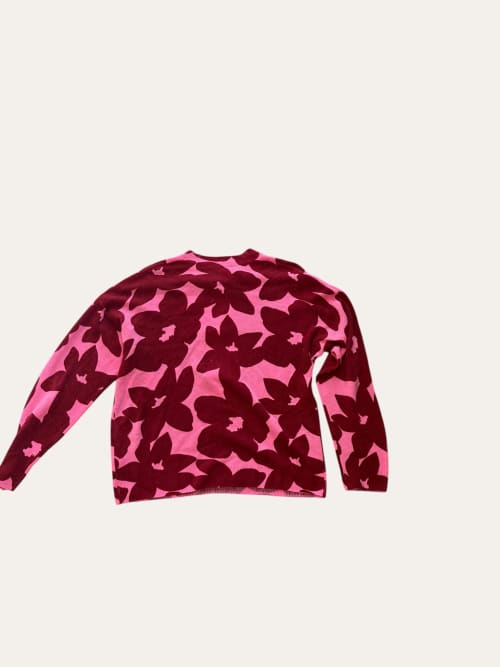Photo de la pièce Pull rose à motifs disponible à la location en ligne ou dans notre showroom à Paris