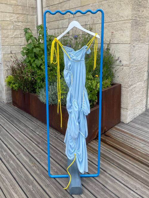 Photo de la pièce Robe Bleue Stretch disponible à la location en ligne ou dans notre showroom à Paris