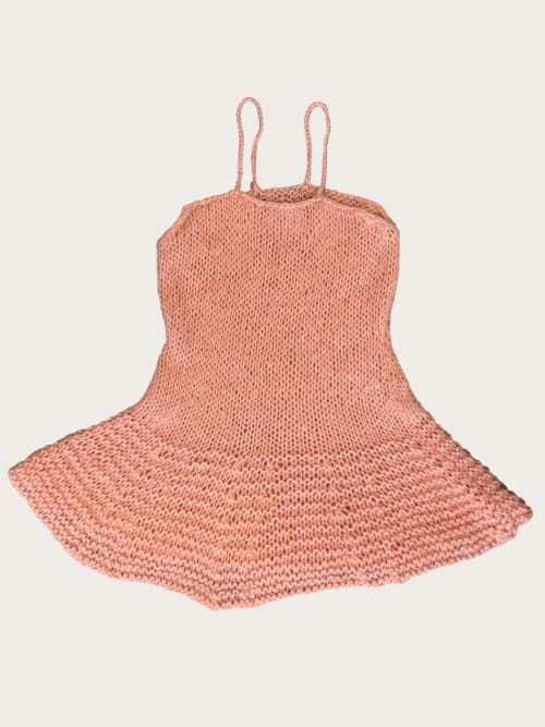 Photo de la pièce Robe en crochet rose disponible à la location en ligne ou dans notre showroom à Paris