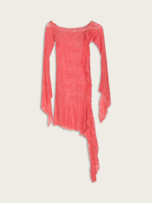 Photo de la pièce Robe en dentelle saumon disponible à la location en ligne ou dans notre showroom à Paris