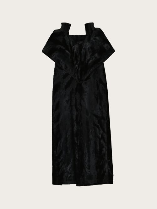 Photo de la pièce Robe en velours noire disponible à la location en ligne ou dans notre showroom à Paris