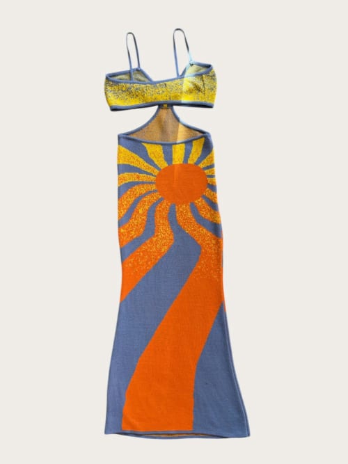 Photo de la pièce Robe longue ajourée à bretelles bleue et orange disponible à la location en ligne ou dans notre showroom à Paris