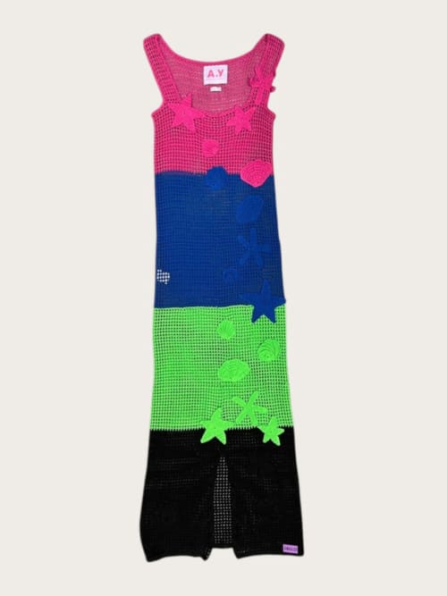 Photo de la pièce Robe longue multicolore en crochet  disponible à la location en ligne ou dans notre showroom à Paris