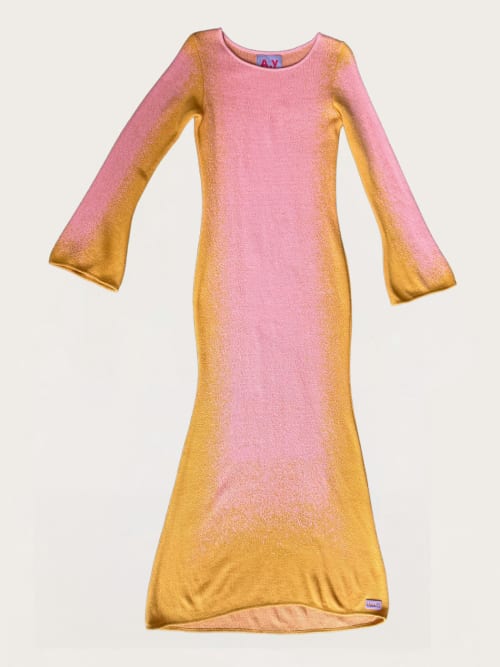 Photo de la pièce Robe maxi manches longues dégradée rose et jaune disponible à la location en ligne ou dans notre showroom à Paris