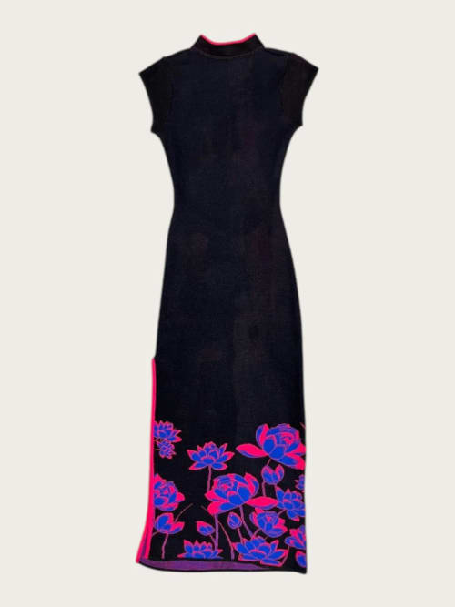 Photo de la pièce Robe maxi noire à motifs roses  disponible à la location en ligne ou dans notre showroom à Paris