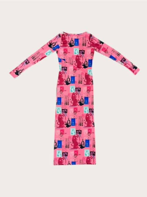 Photo de la pièce Robe maxi rose à motifs disponible à la location en ligne ou dans notre showroom à Paris