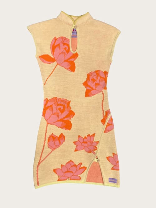 Photo de la pièce Robe mini jaune à motifs inspiration japonaise disponible à la location en ligne ou dans notre showroom à Paris