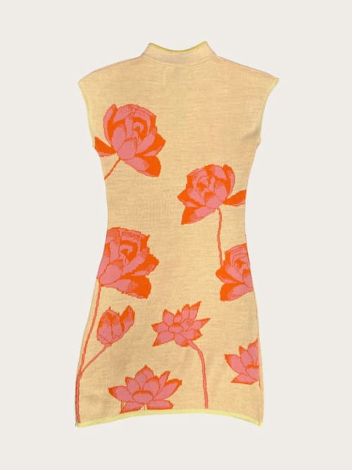 Photo de la pièce Robe mini jaune à motifs inspiration japonaise disponible à la location en ligne ou dans notre showroom à Paris