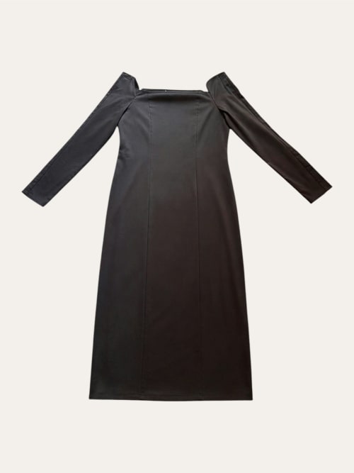 Photo de la pièce Robe noire à manches longues  disponible à la location en ligne ou dans notre showroom à Paris