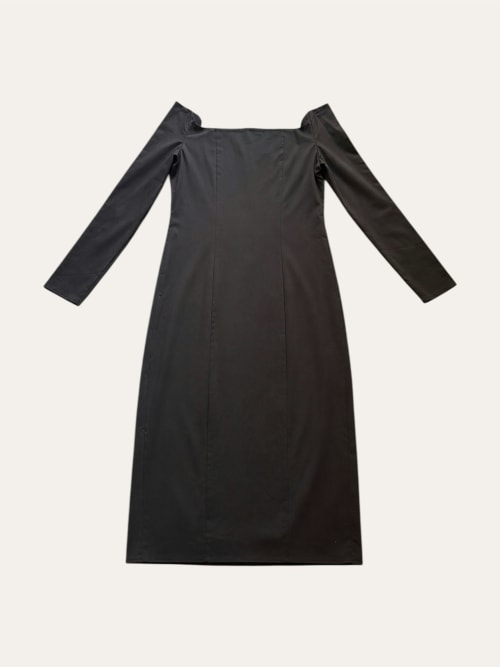Photo de la pièce Robe noire à manches longues  disponible à la location en ligne ou dans notre showroom à Paris