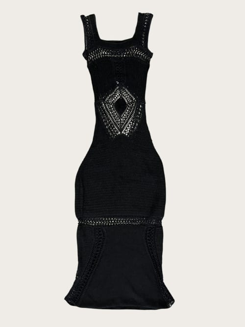 Photo de la pièce Robe noire en crochet sans manche disponible à la location en ligne ou dans notre showroom à Paris