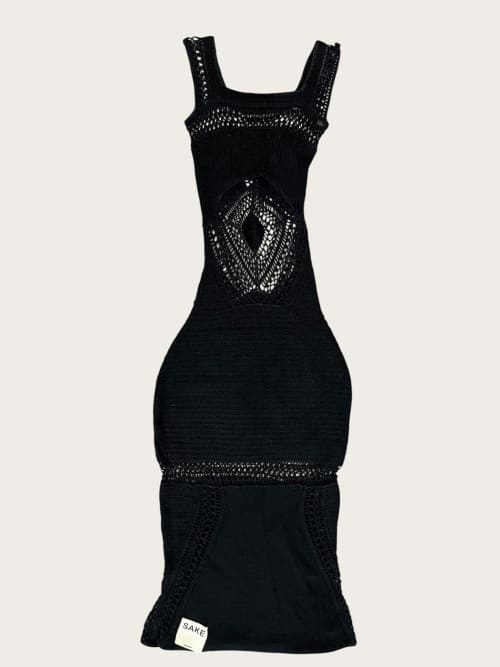 Photo de la pièce Robe noire en crochet sans manche disponible à la location en ligne ou dans notre showroom à Paris