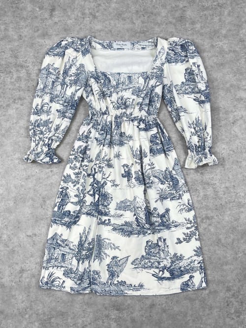 Photo de la pièce Robe Studio Rosalie Toile de Jouy disponible à la location en ligne ou dans notre showroom à Paris