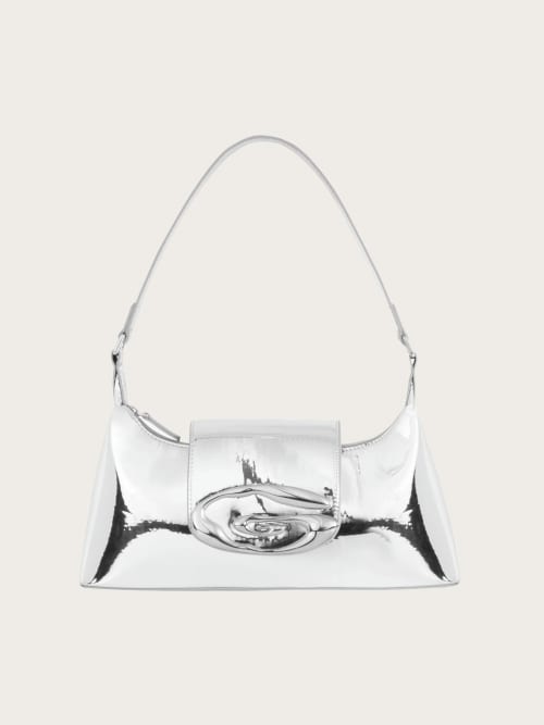 Photo de la pièce Sac baguette argenté disponible à la location en ligne ou dans notre showroom à Paris