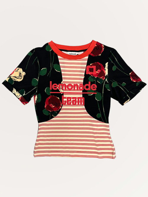 Photo de la pièce T-shirt Dali à rayures rouges bi-goût  disponible à la location en ligne ou dans notre showroom à Paris