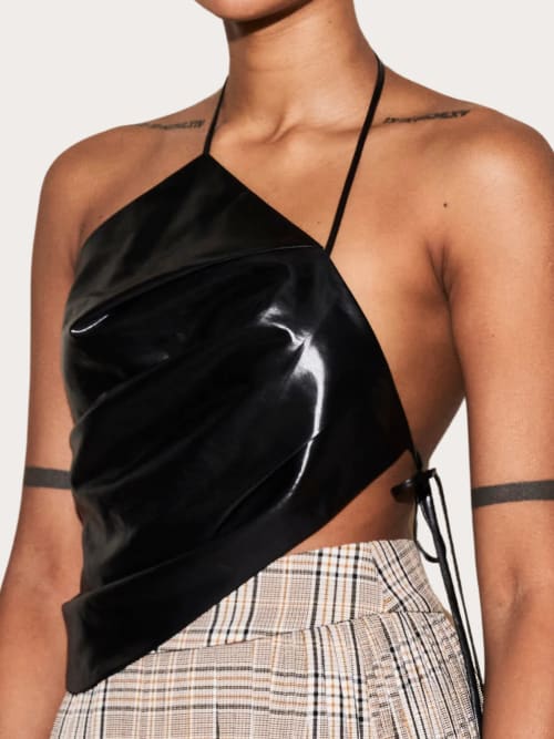 Photo de la pièce Top brillant noir disponible à la location en ligne ou dans notre showroom à Paris