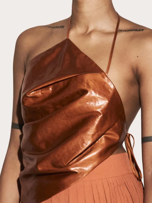 Photo de la pièce Top brillant orange disponible à la location en ligne ou dans notre showroom à Paris