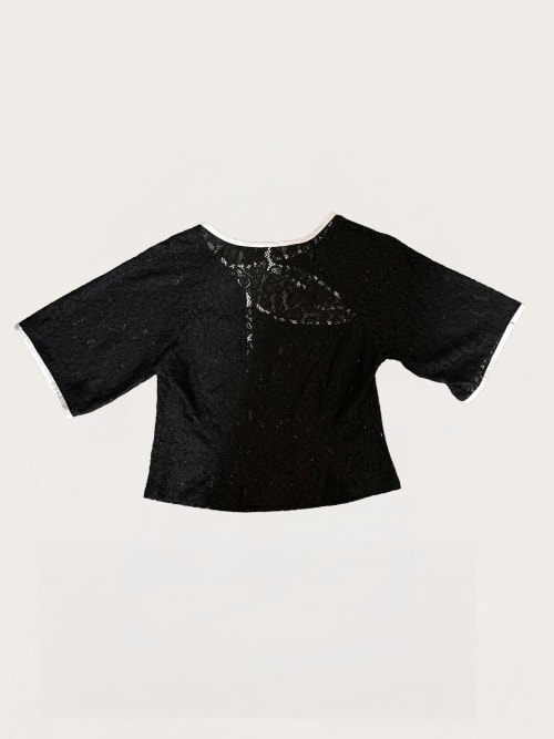 Photo de la pièce Top dentelle noire lacets blancs disponible à la location en ligne ou dans notre showroom à Paris