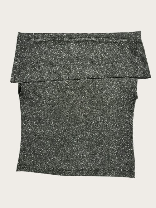 Photo de la pièce Top épaules dénudées à paillettes disponible à la location en ligne ou dans notre showroom à Paris