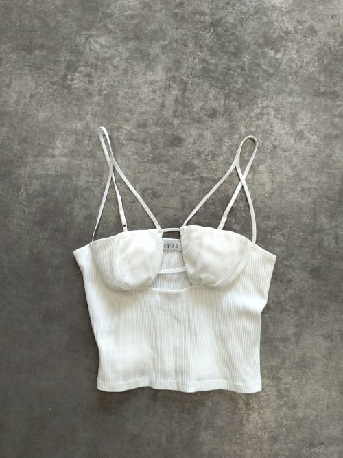 Photo de la pièce Top jersey blanc disponible à la location en ligne ou dans notre showroom à Paris