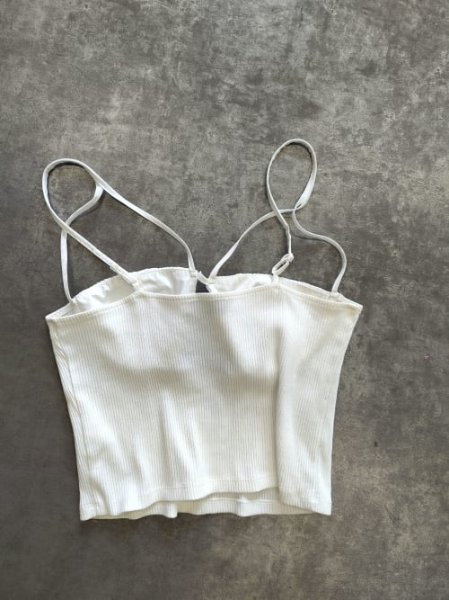 Photo de la pièce Top jersey blanc disponible à la location en ligne ou dans notre showroom à Paris