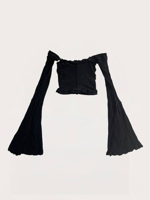 Photo de la pièce Top noir à manches longues disponible à la location en ligne ou dans notre showroom à Paris