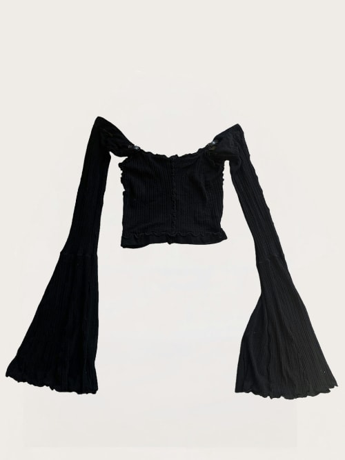 Photo de la pièce Top noir à manches longues disponible à la location en ligne ou dans notre showroom à Paris