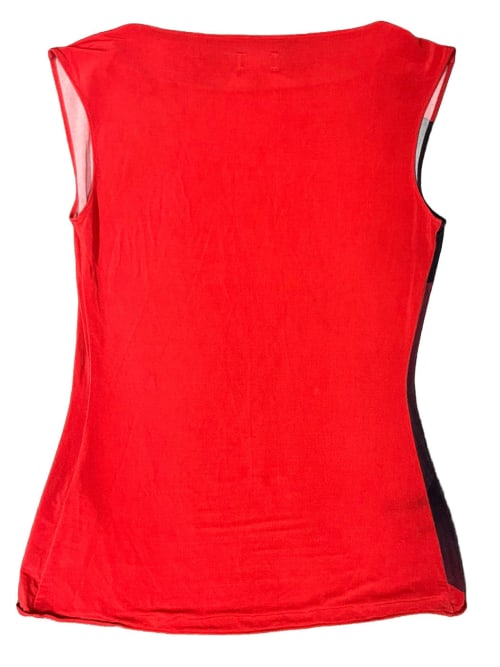 Photo de la pièce Top stretch rouge à motifs  disponible à la location en ligne ou dans notre showroom à Paris