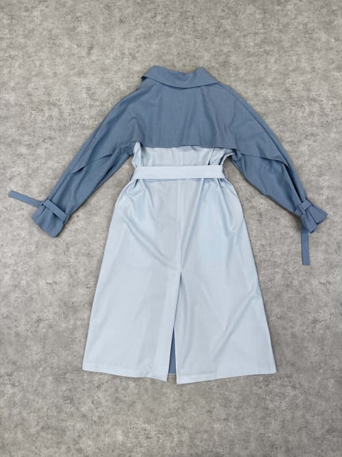 Photo de la pièce Trench Bleu disponible à la location en ligne ou dans notre showroom à Paris