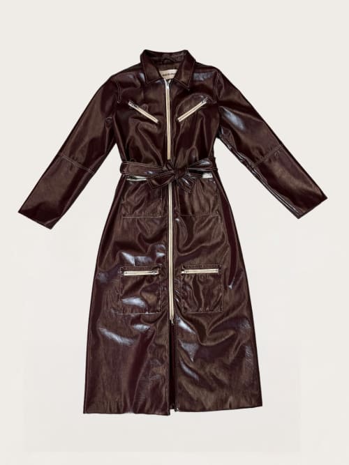 Photo de la pièce Trench long en vinyl bordeaux  disponible à la location en ligne ou dans notre showroom à Paris