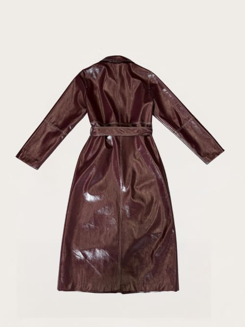 Photo de la pièce Trench long en vinyl bordeaux  disponible à la location en ligne ou dans notre showroom à Paris