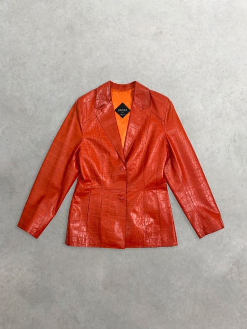 Photo de la pièce Veste Tailleur en Cuir Orange Serra by Torras Vintage disponible à la location en ligne ou dans notre showroom à Paris