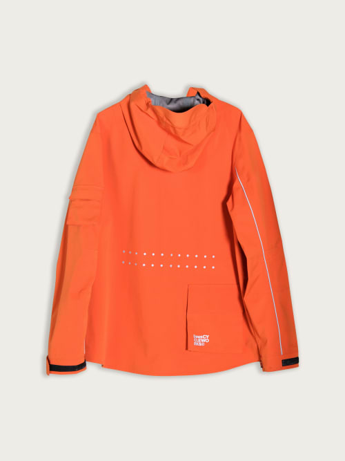 Photo de la pièce Veste Technique Deux Ex Machina Orange  disponible à la location en ligne ou dans notre showroom à Paris