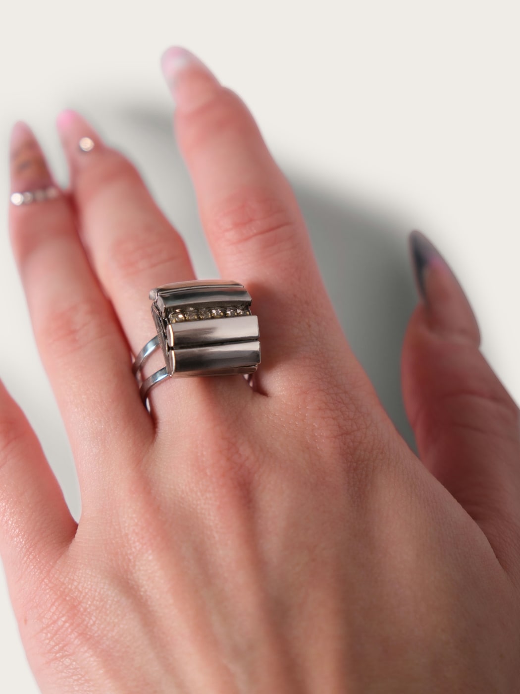 Photo principale du produit Bague à strass  de la marque Inès Pineau