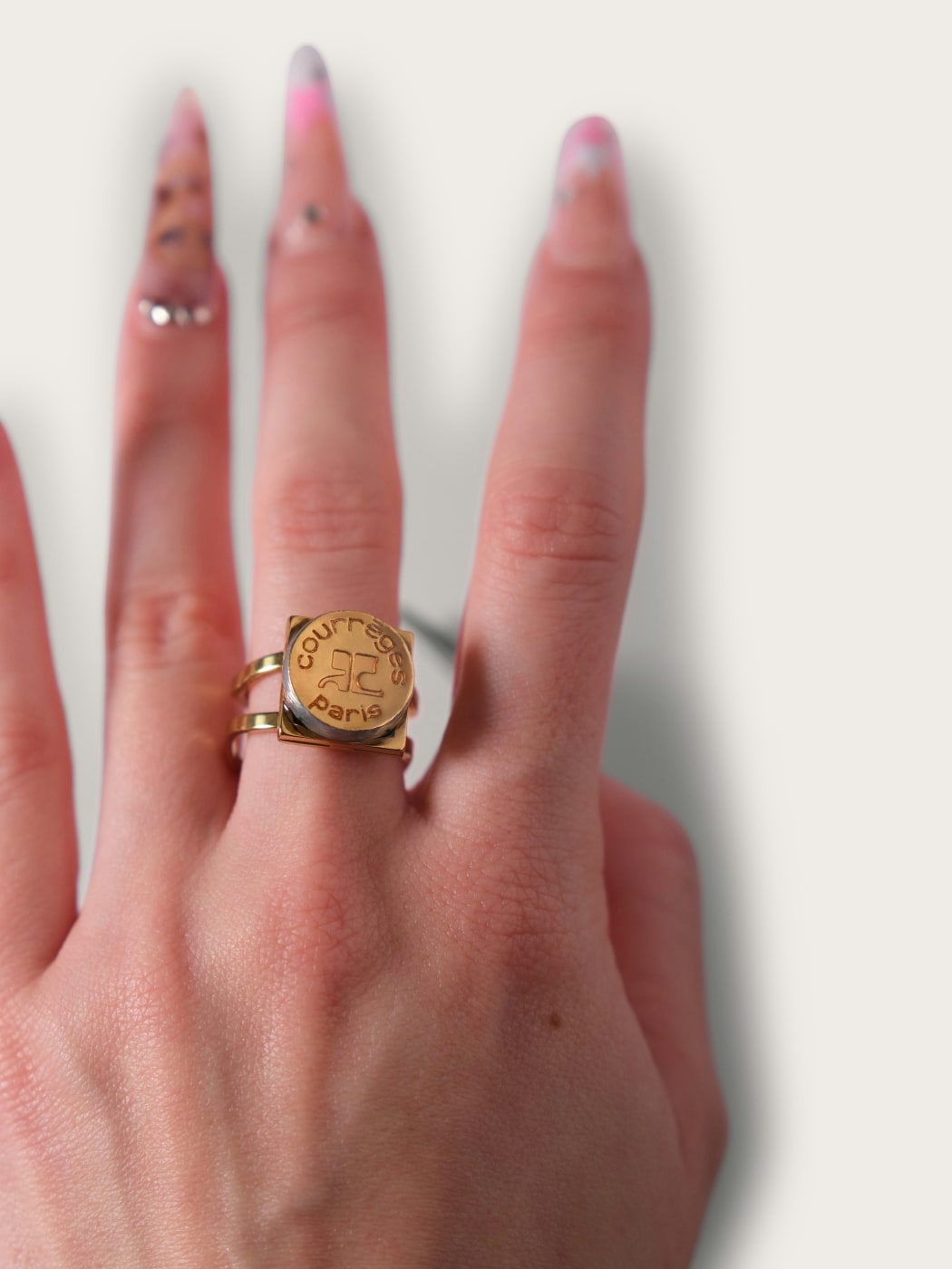 Photo principale du produit Bague insert bouton Courrèges  de la marque Inès Pineau