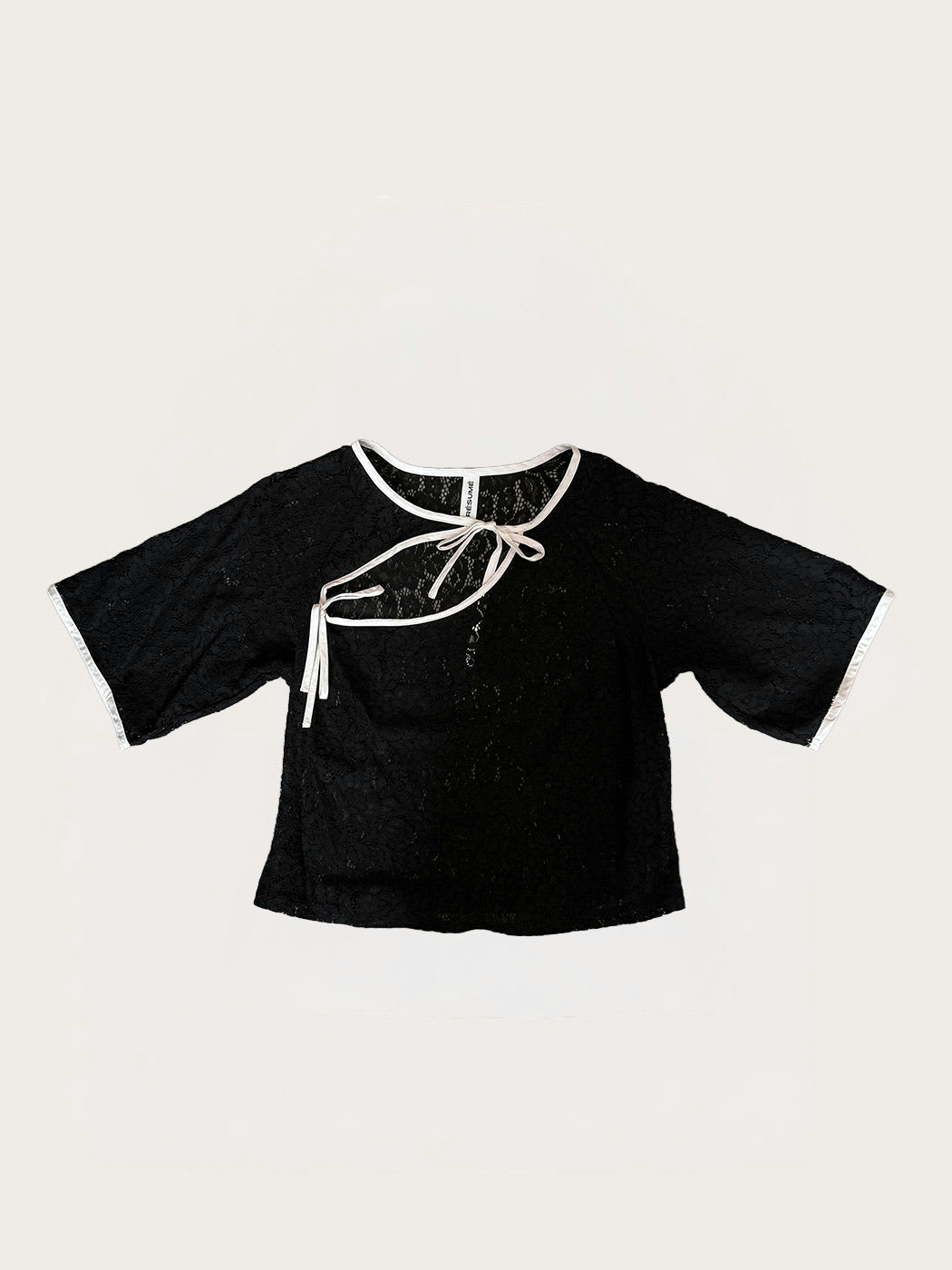 Photo principale du produit Top dentelle noire lacets blancs de la marque Résumé