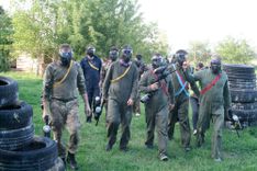 Grupa graczy paintballa na wieczorze kawalerskim