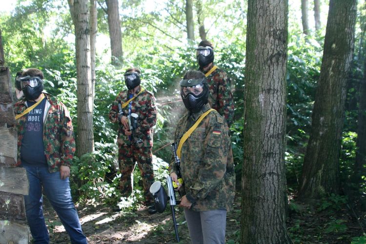 Gracze paintballa na firmowej integracji w bazie leśnej w paint it