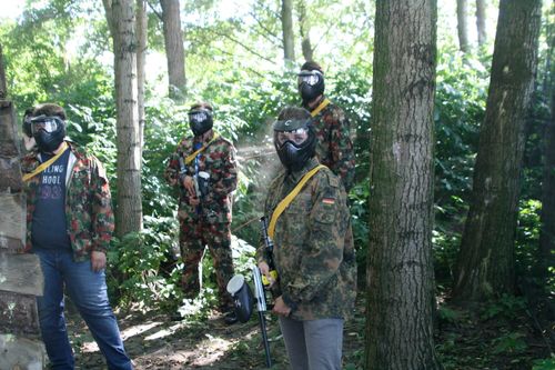 Gracze paintballa na firmowej integracji w bazie leśnej w paint it