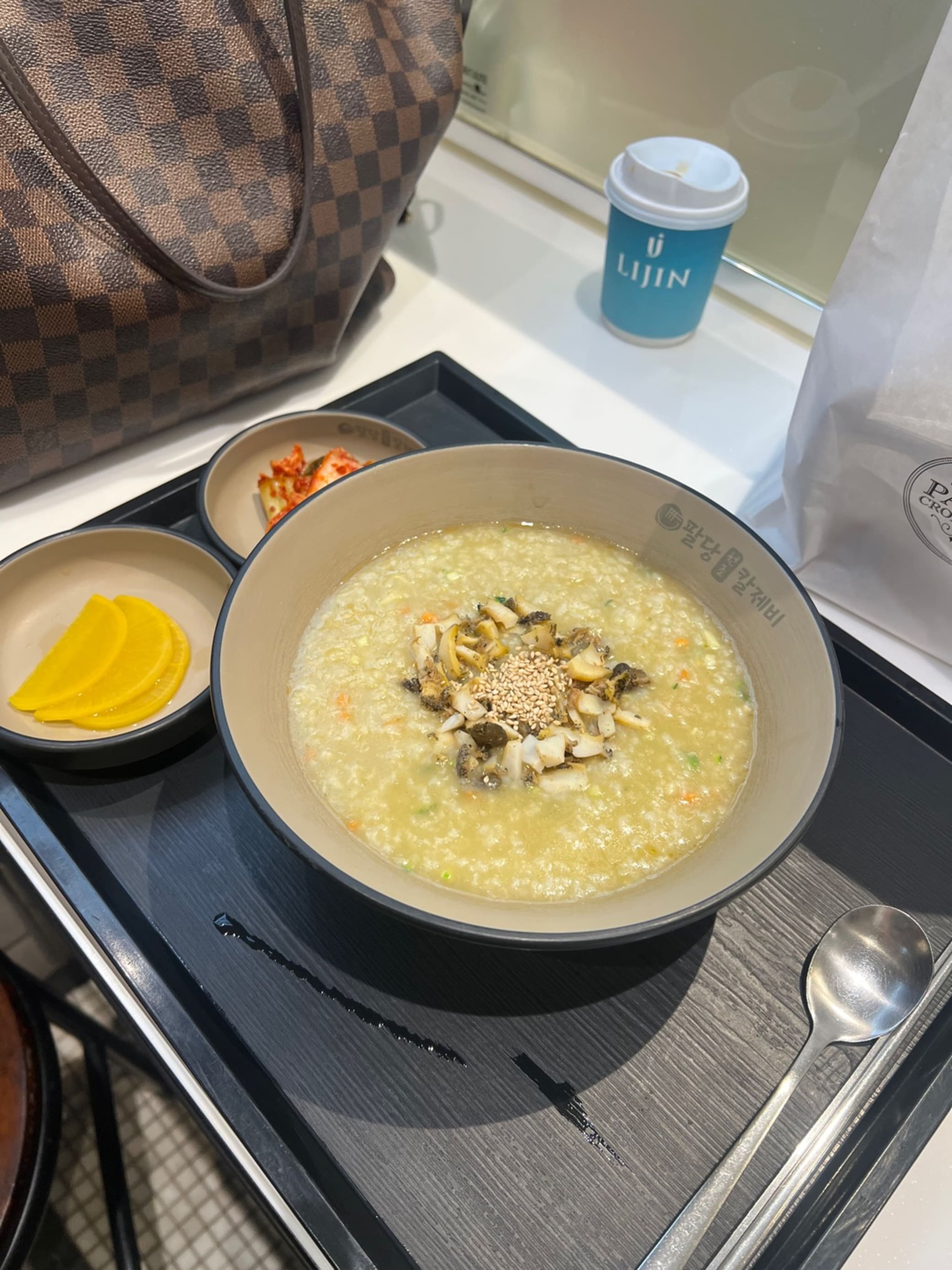 Abalone Innards Porridge at 원조팔당칼제비집