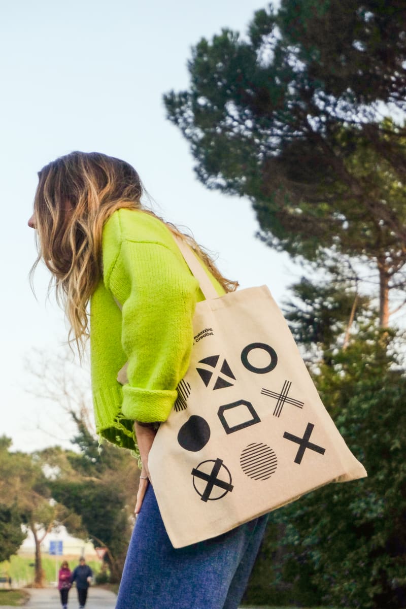 Una ragazza che cammina con la shopper di Palazzina Creativa