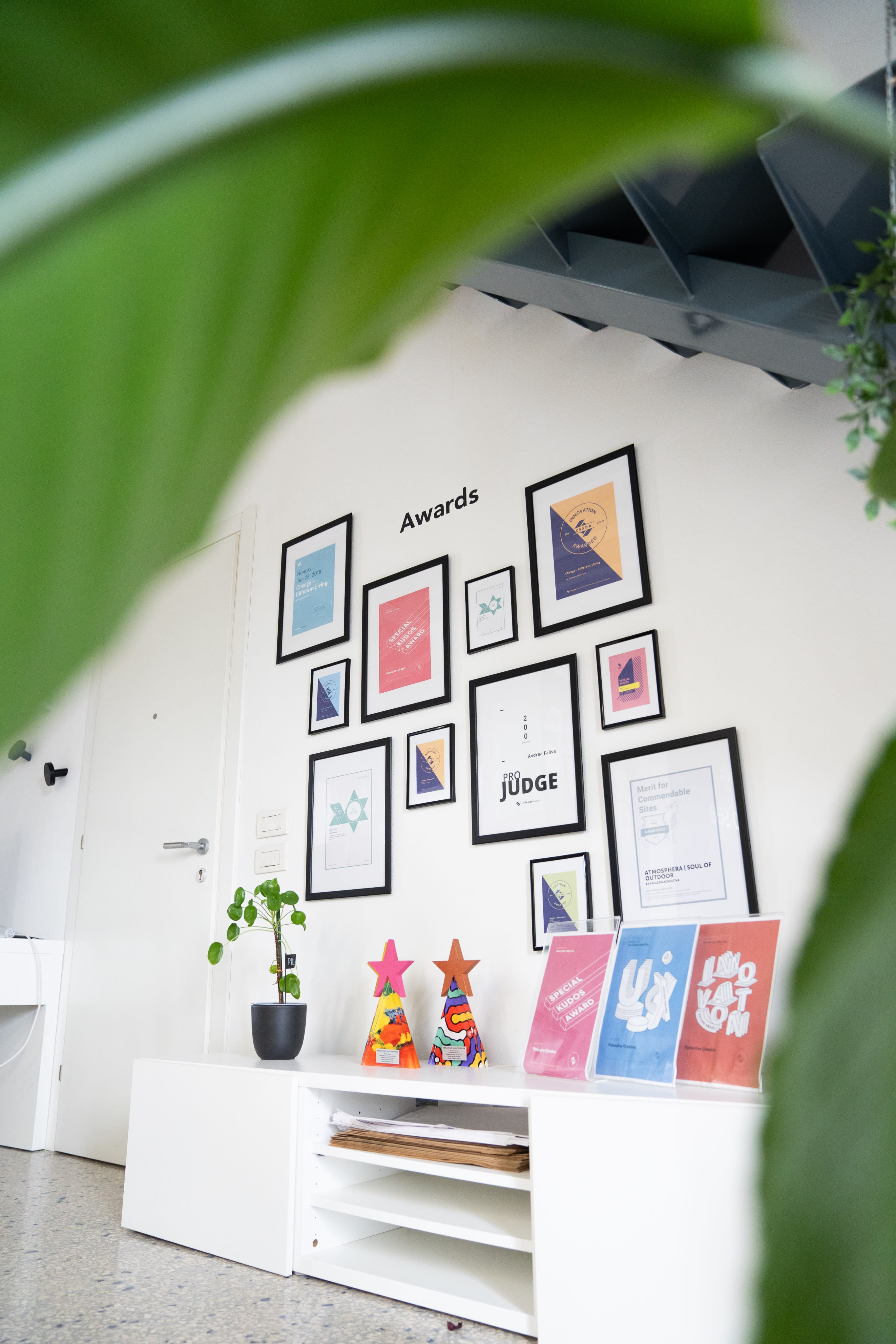 Foto del muro dei premi ottenuti da Palazzina Creativa per il design e lo sviluppo